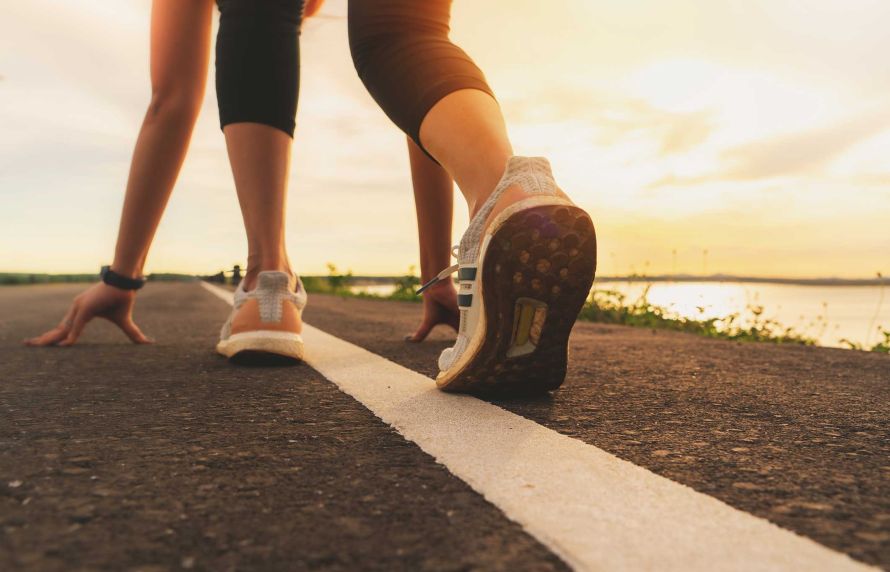 Une joggeuse en position de début de course